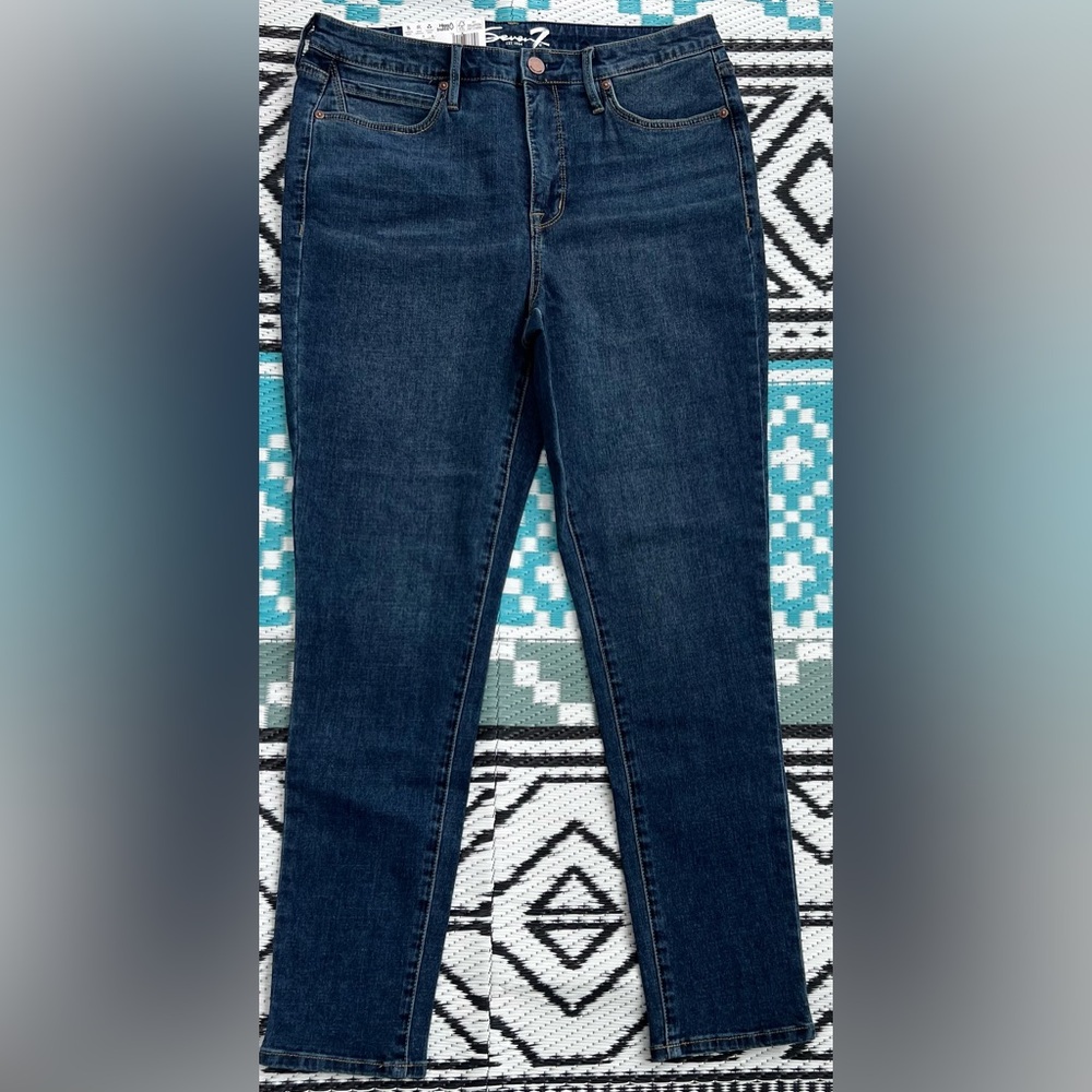 Seven7 Size 10 High Rise Skinny Jeans.